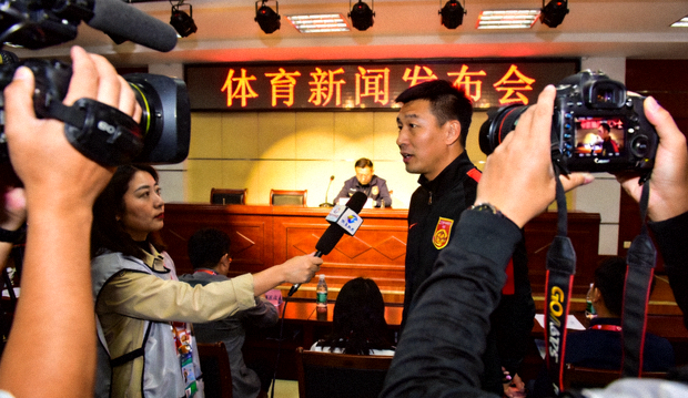 体育新闻发布厅内记者采访与拍摄的现场画面
